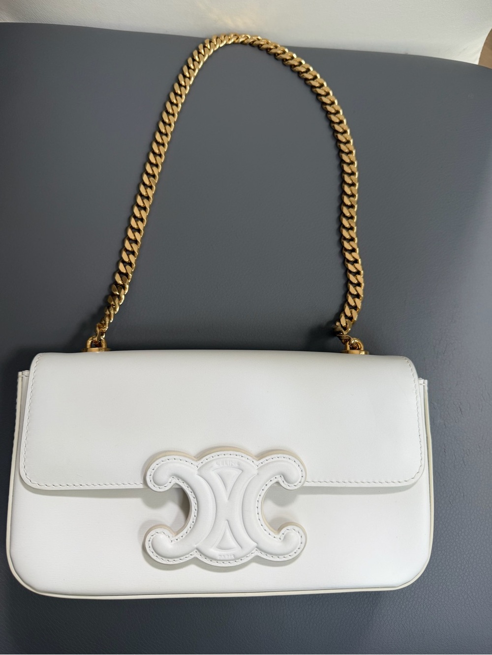 CELINE
WHITE SHINY CALFSKIN TRIOMPHE GOLD CHAIN SHOULDER